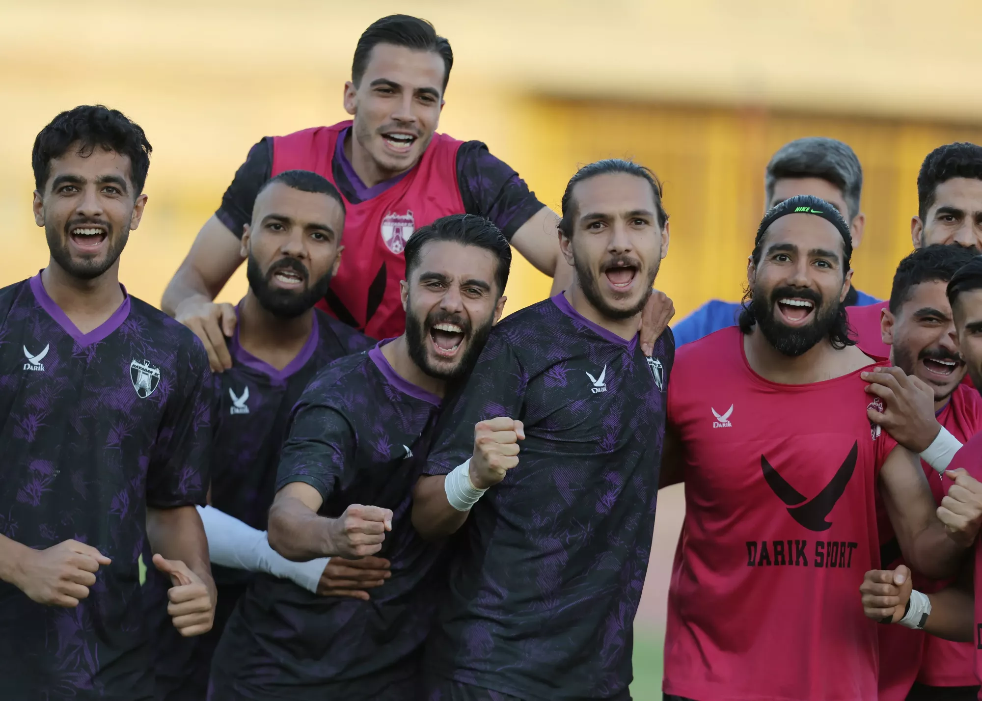 تصویر خبر: لیگ یک: قهرمانی نساجی با خطر سقوط مواجه شد