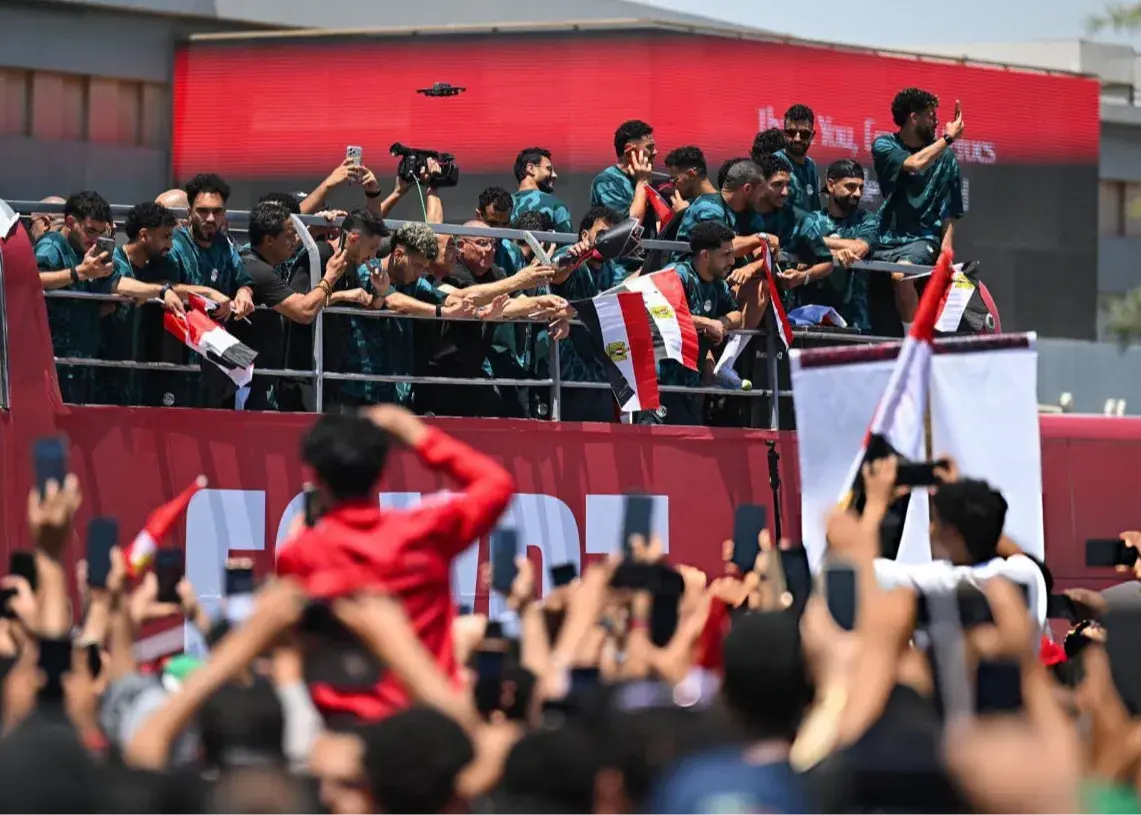 تصویر خبر: هزاران مصری با شور و شوق در فرودگاه العلمین تیم ملی را پس از پیروزی بر آرژانتین استقبال کردند!