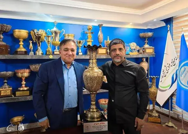 تصویر خبر: اهدای کاپ نایب‌قهرمانی کشتی توسط علیرضا دبیر در باشگاه استقلال