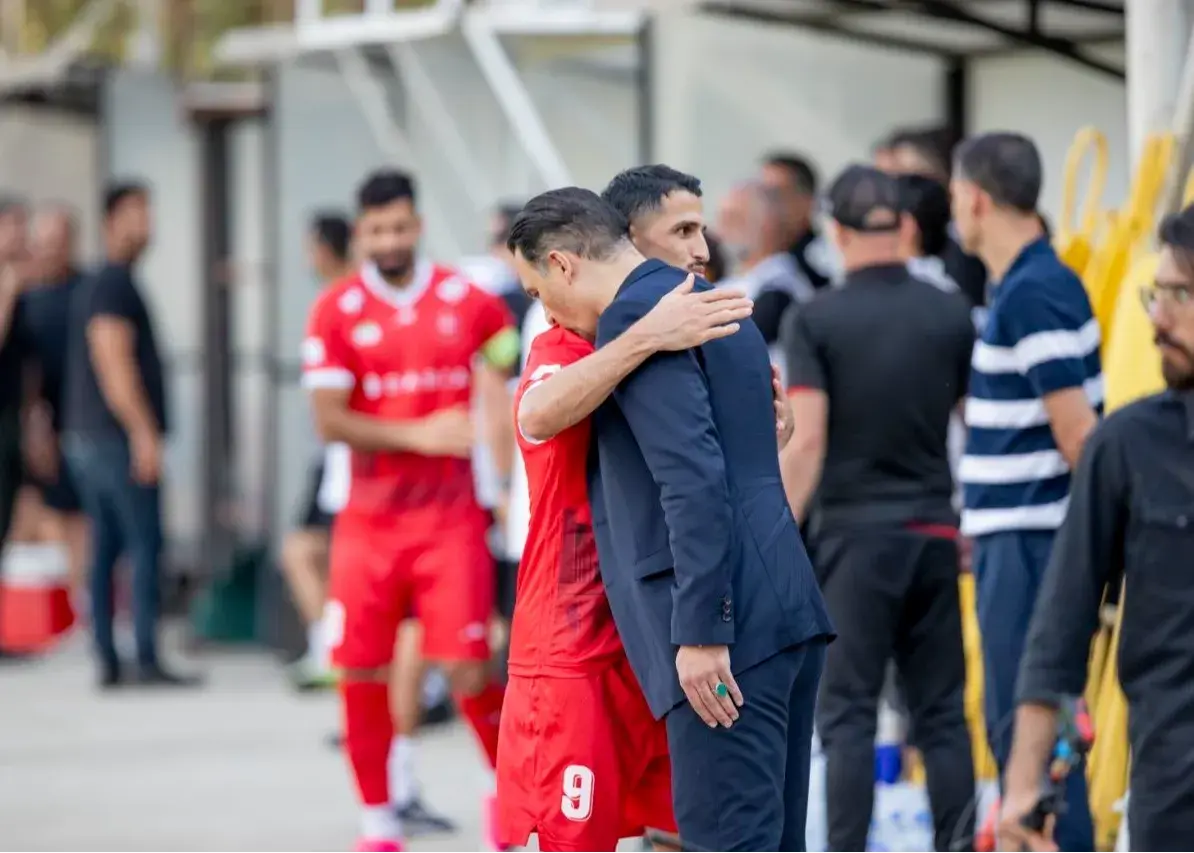 تصویر خبر: مدیر پرسپولیسی در کنار پیراهن قرمز (تصاویر)