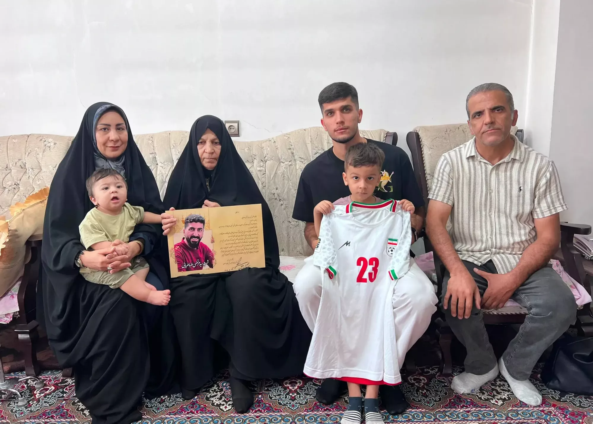 تصویر خبر: یوسفی با خانواده شهید جنگ رمضان دیدار کرد
