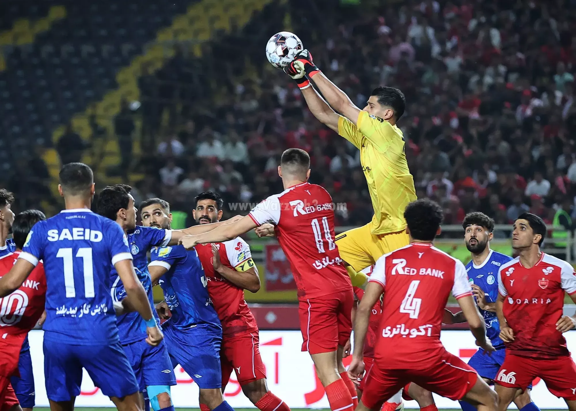 شخصیت‌های کارتونی در کری‌های استقلال و پرسپولیس! (عکس)
