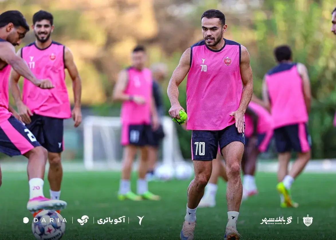 تعجب کادر فنی پرسپولیس از اورونوف!