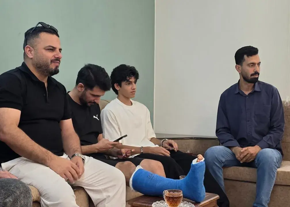 هافبک ذوبآهن با پای شکسته دست به کار خیر زد!