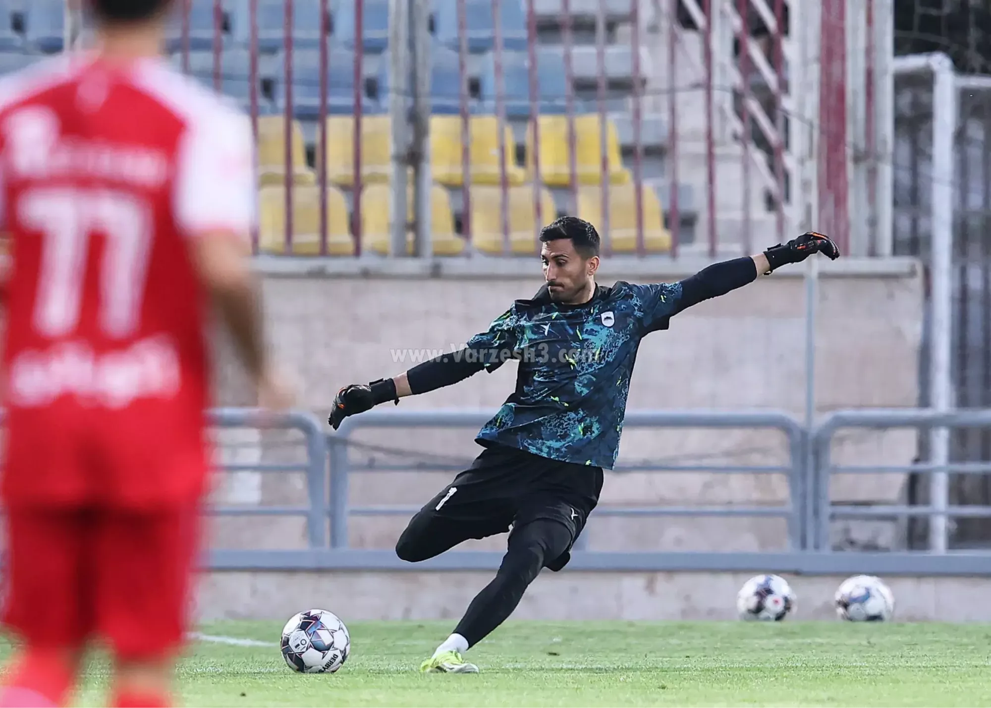 تصویر خبر: صدقی دیوار چادرملو مقابل پرسپولیس (تصاویر)