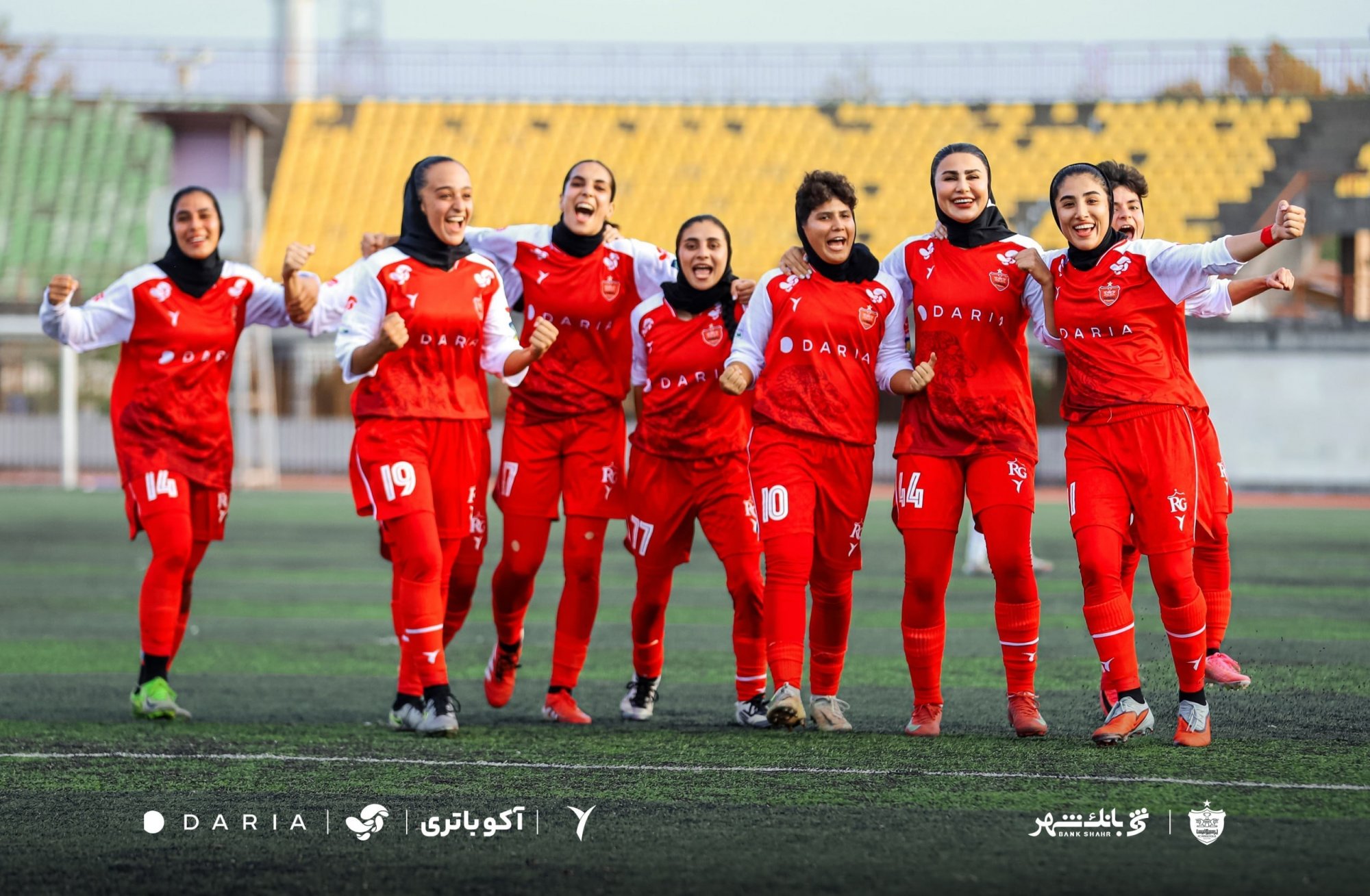 تصویر خبر: دختران پرسپولیس ورزشگاه را به تصرف خود درآوردند!