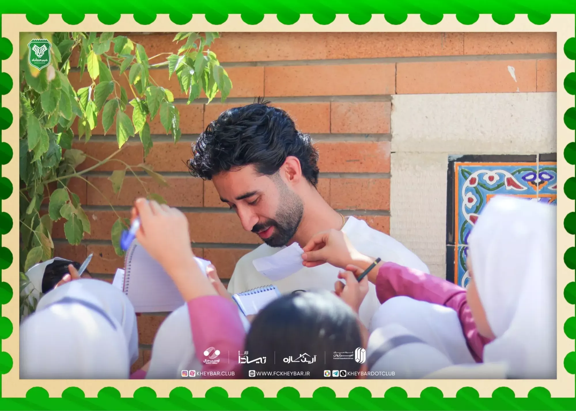 تصویر خبر: تیم خیبر خرم‌آباد در دبستان دخترانه شهدای سراب یاس حضور یافت!