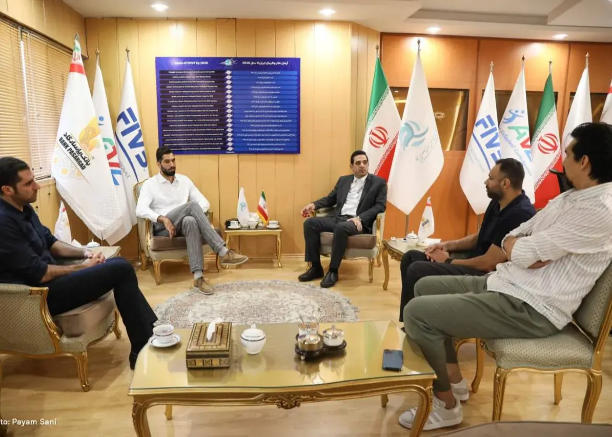 تصویر خبر: تجمیع نسل فرهیخته والیبال ایران در کاخ ریاست فدراسیون (تصاویر)