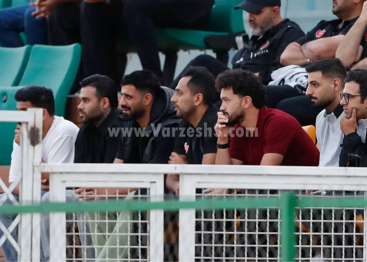 تصویر خبر: عکس: دو مدافع پرسپولیس روی سکوها نه روی نیمکت!